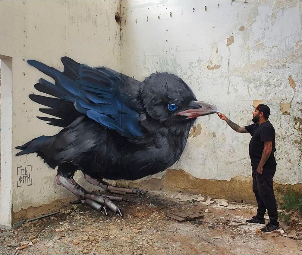 Крутое граффити, огромная птичка