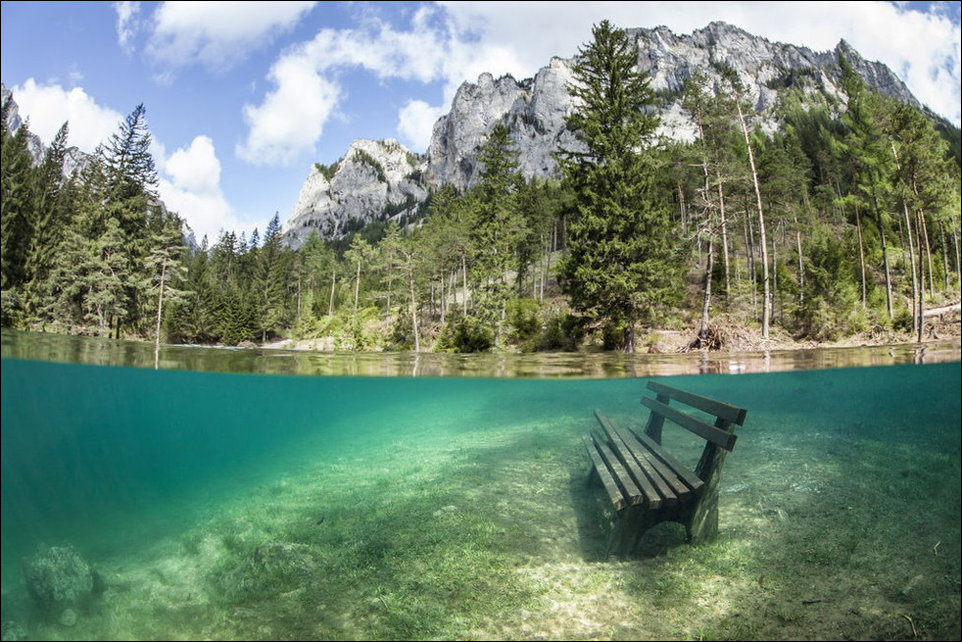 Скамейка под водой в горном озере