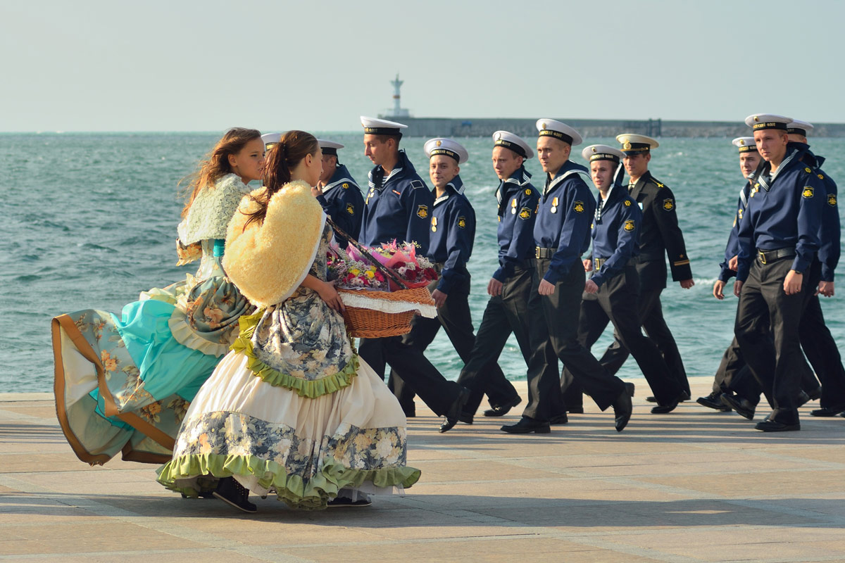 Севастополь. Морячки и барышни.