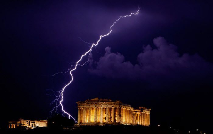 Молния в Афинах, Греция, 28 июня 2010 года. (AP Photo/Petros Giannakouris)