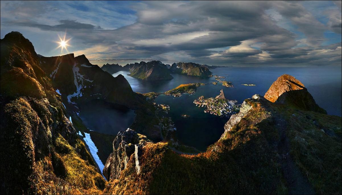 Красивая фотография гор на море