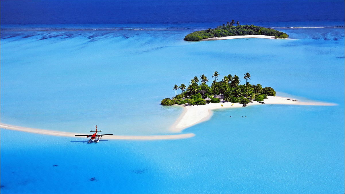 Красивый вид. Острова и самолёт на воде