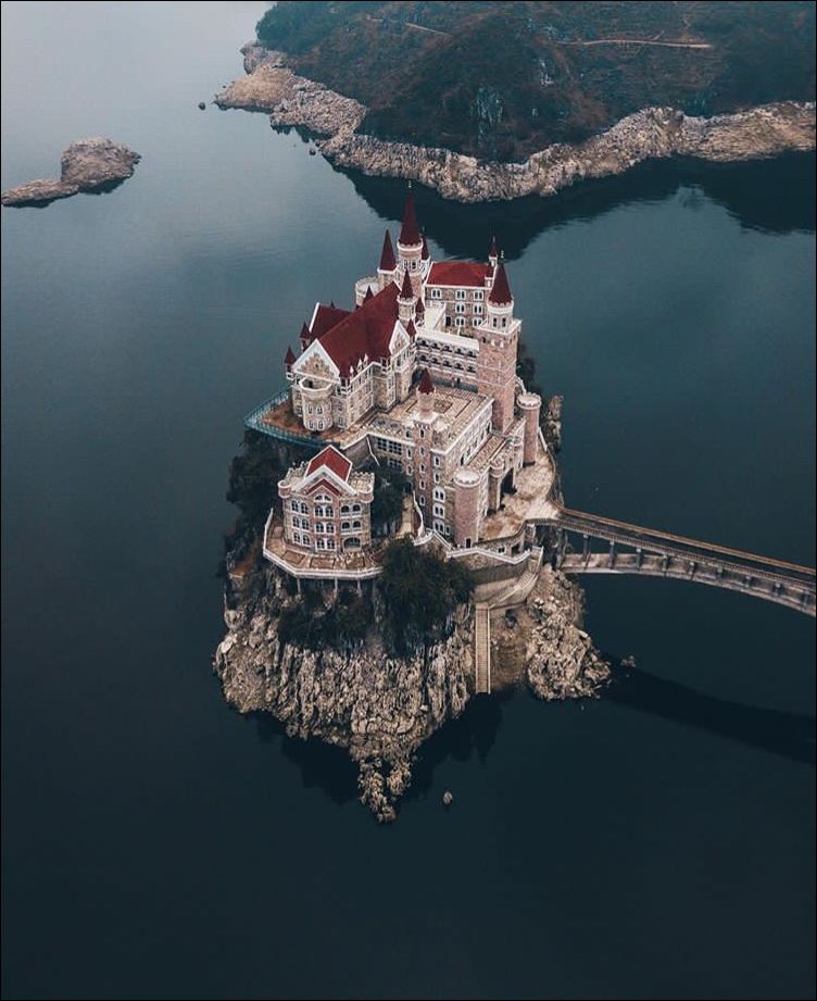 Красивый Замок на острове