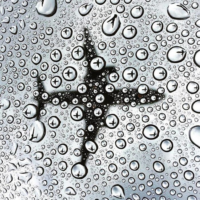 Отражение самолёта в капельках на стекле
