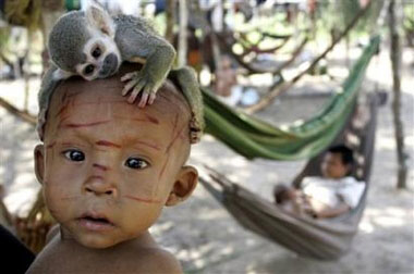 Малыш с обезьянкой