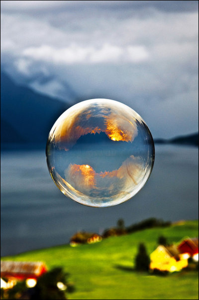 В мыльном пузыре отражается небо