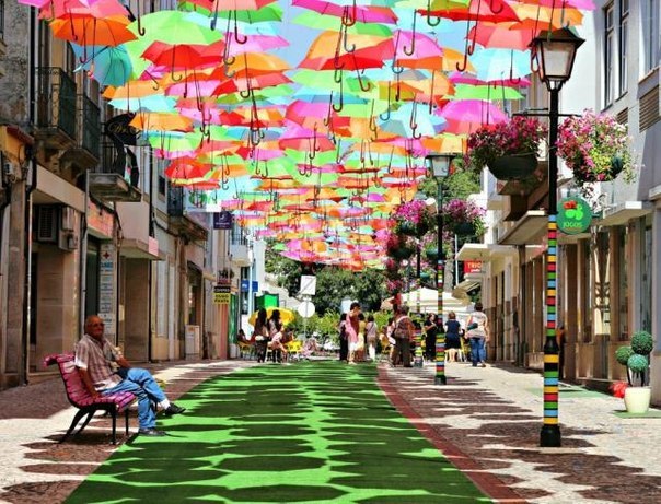 Тень на улице делают разноцветными зонтиками