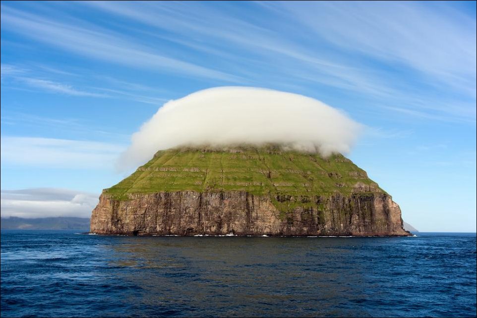 Облако над островом