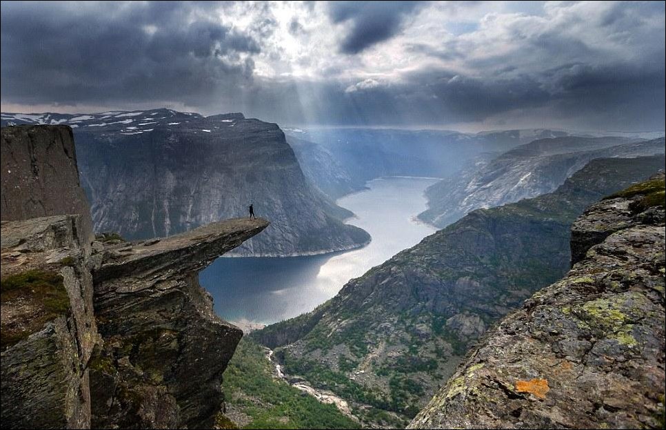 Фото с обрыва скалы