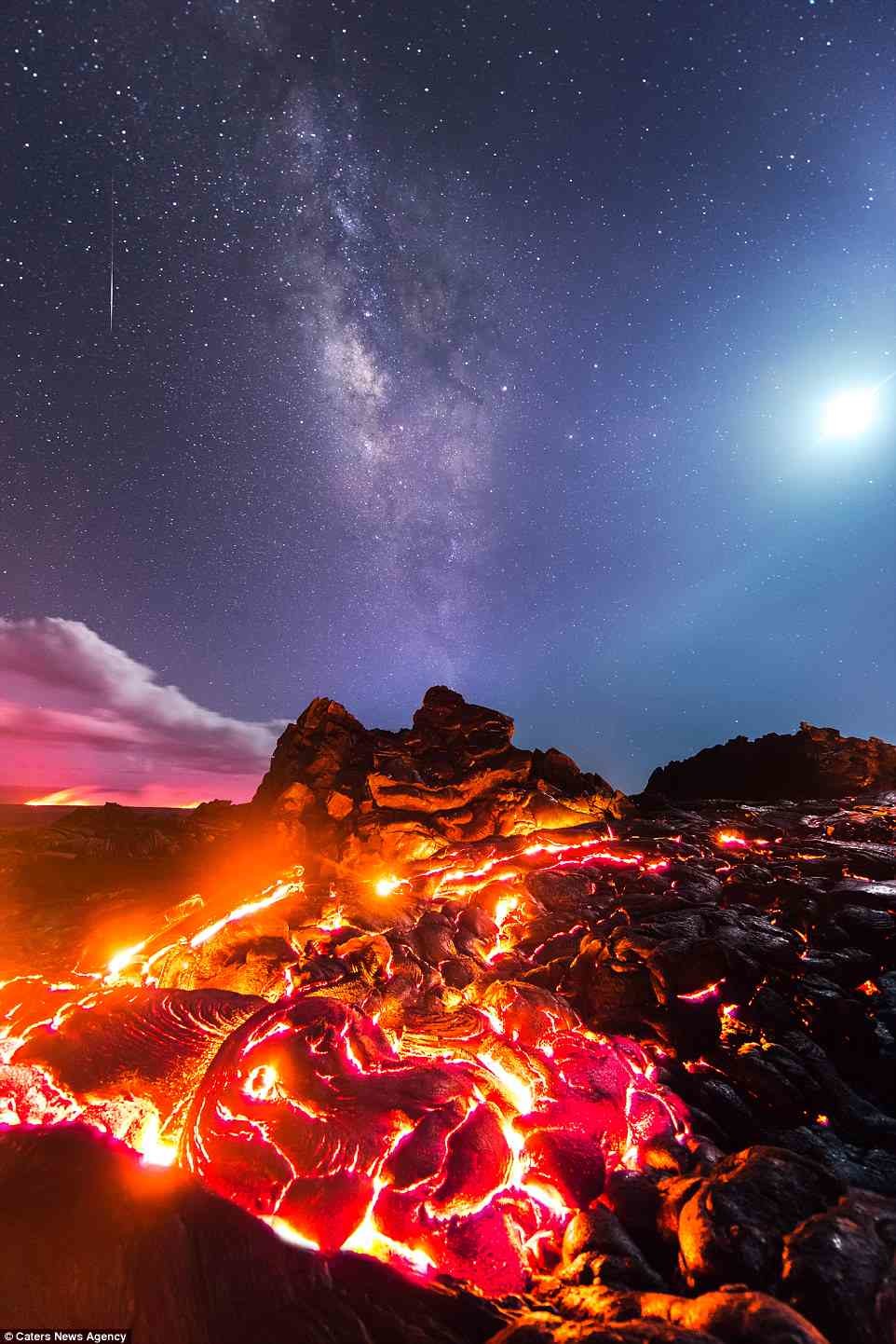 Звёздное небо и лава вулкана