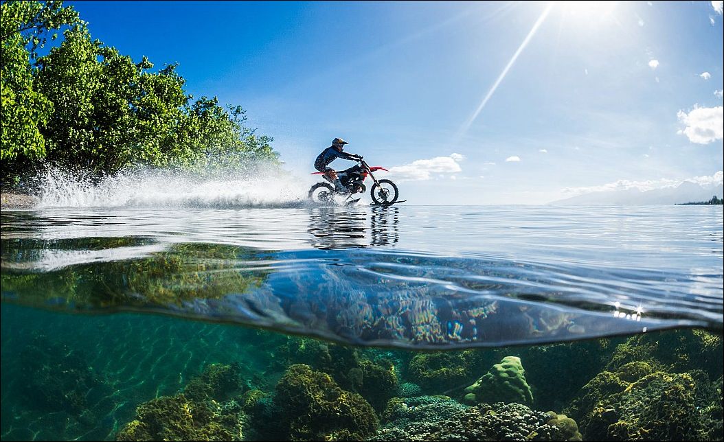 Мотоциклист едет по воде на лыжах